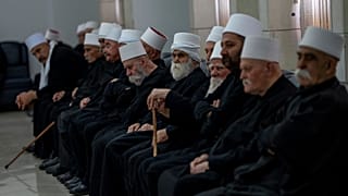 Άνθρωποι συμμετέχουν σε διαδήλωση στην πόλη Majdal Shams, κοντά στα συριακά σύνορα, για να απαιτήσουν την επιστροφή των προσαρτημένων στο Ισραήλ υψωμάτων του Γκολάν στη Συρία, Παρασκευή 14 Φεβρουαρίου 2025. 