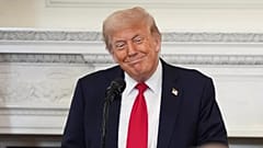 Präsident Donald Trump spricht während des Luncheons des White House Faith Office im State Dining Room.