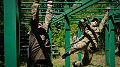 Neu rekrutierte Soldaten der 3. Sturmbrigade trainieren in Kiew, Ukraine, Freitag, 17. Mai 2024. In der Ukraine ist am Samstag ein geteiltes Mobilisierungsgesetz in Kraft getreten, da die Kiewer