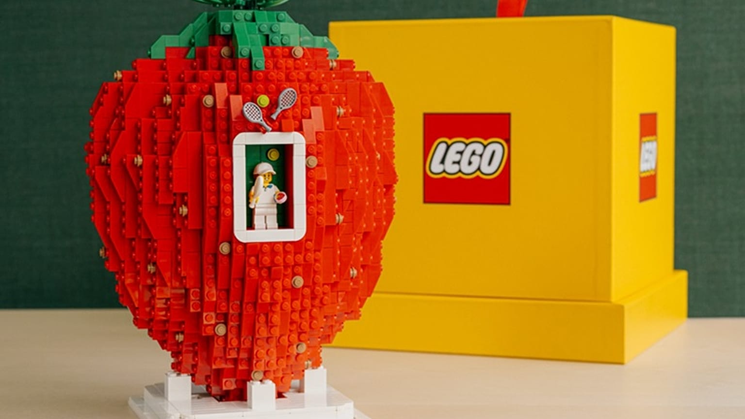 Zestaw Lego dla Igi Świątek - tenisistka i truskawska z 3 tysięcy klocków.