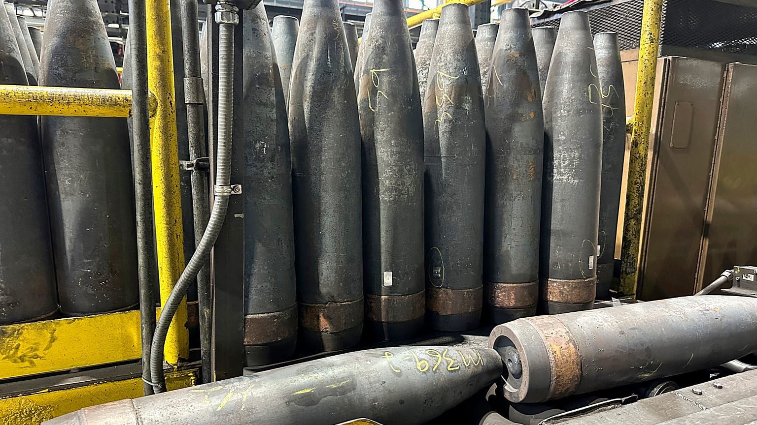 Un proyectil de artillería clave en la lucha de Ucrania contra Rusia, el obús de 155 mm, se está fabricando en la planta de municiones del ejército de Scranton (Pensilvania).