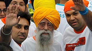 Singh tras correr los 10.000 metros en el maratón de Hong Kong en 2013, entonces con 101 años.