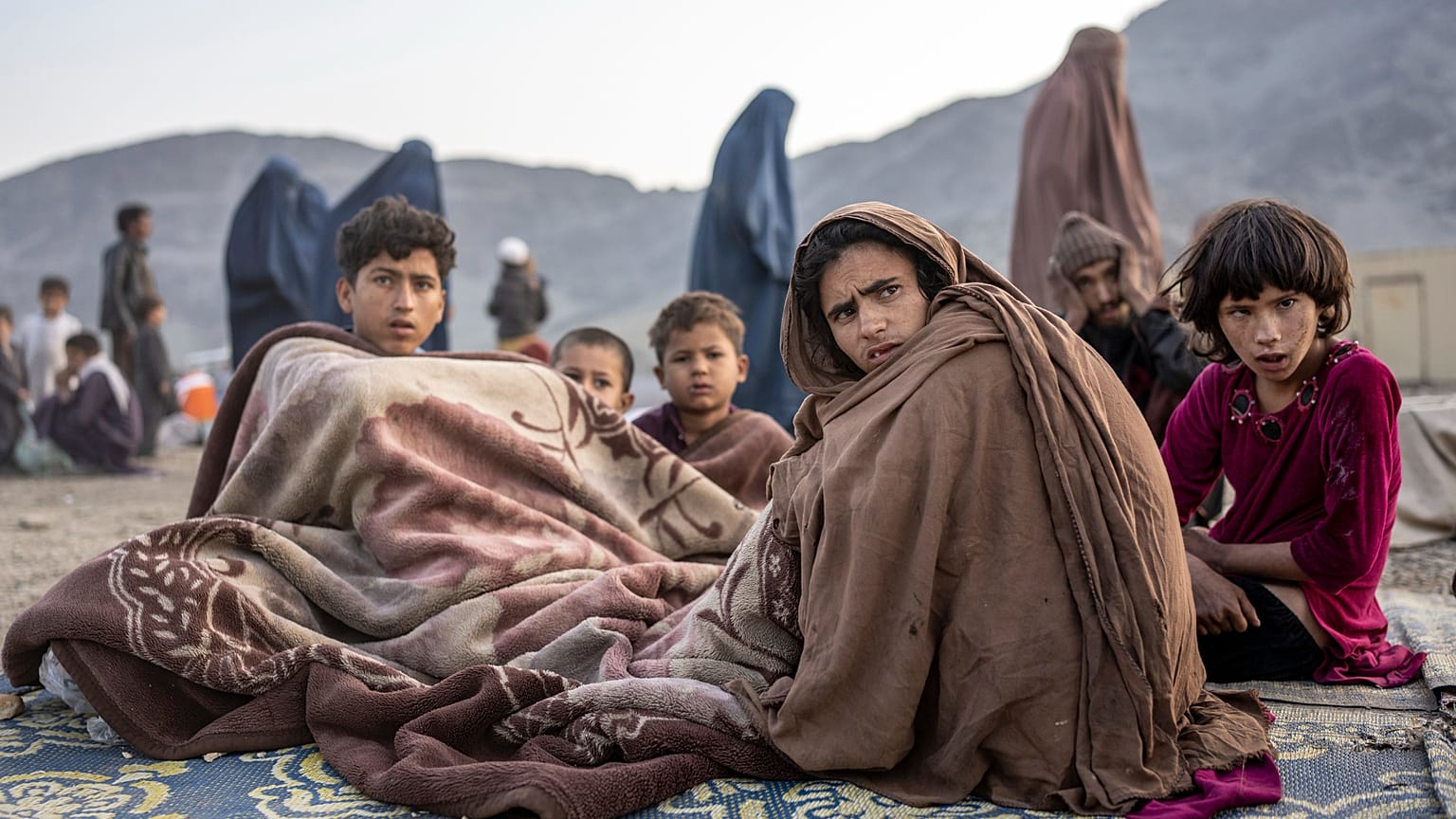 Refugiados afganos se instalan en un campamento cerca de la frontera entre Pakistán y Afganistán, en Torkham, el 4 de noviembre de 2023.