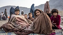 Refugiados afganos se instalan en un campamento cerca de la frontera entre Pakistán y Afganistán, en Torkham, el 4 de noviembre de 2023.