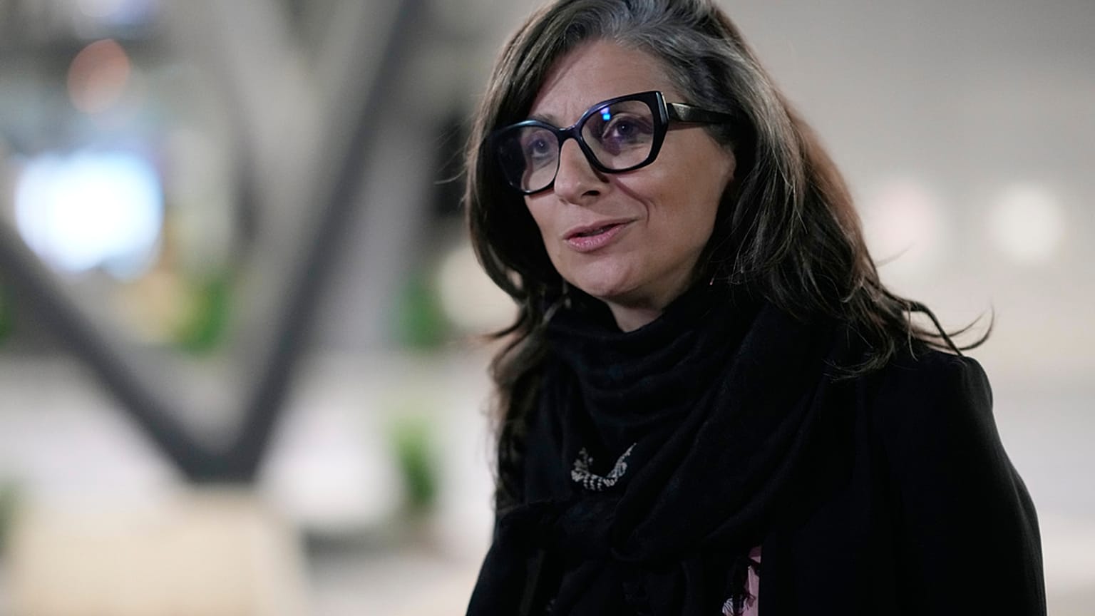 المقررة الخاصة للأمم المتحدة المعنية بالأراضي الفلسطينية المحتلة، فرانشيسكا ألبانيزي، تتحدث لوكالة أسوشيتد برس في مطار سراييفو، الخميس 10 يوليو/تموز 2025،