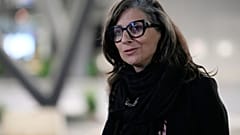 المقررة الخاصة للأمم المتحدة المعنية بالأراضي الفلسطينية المحتلة، فرانشيسكا ألبانيزي، تتحدث لوكالة أسوشيتد برس في مطار سراييفو، الخميس 10 يوليو/تموز 2025،