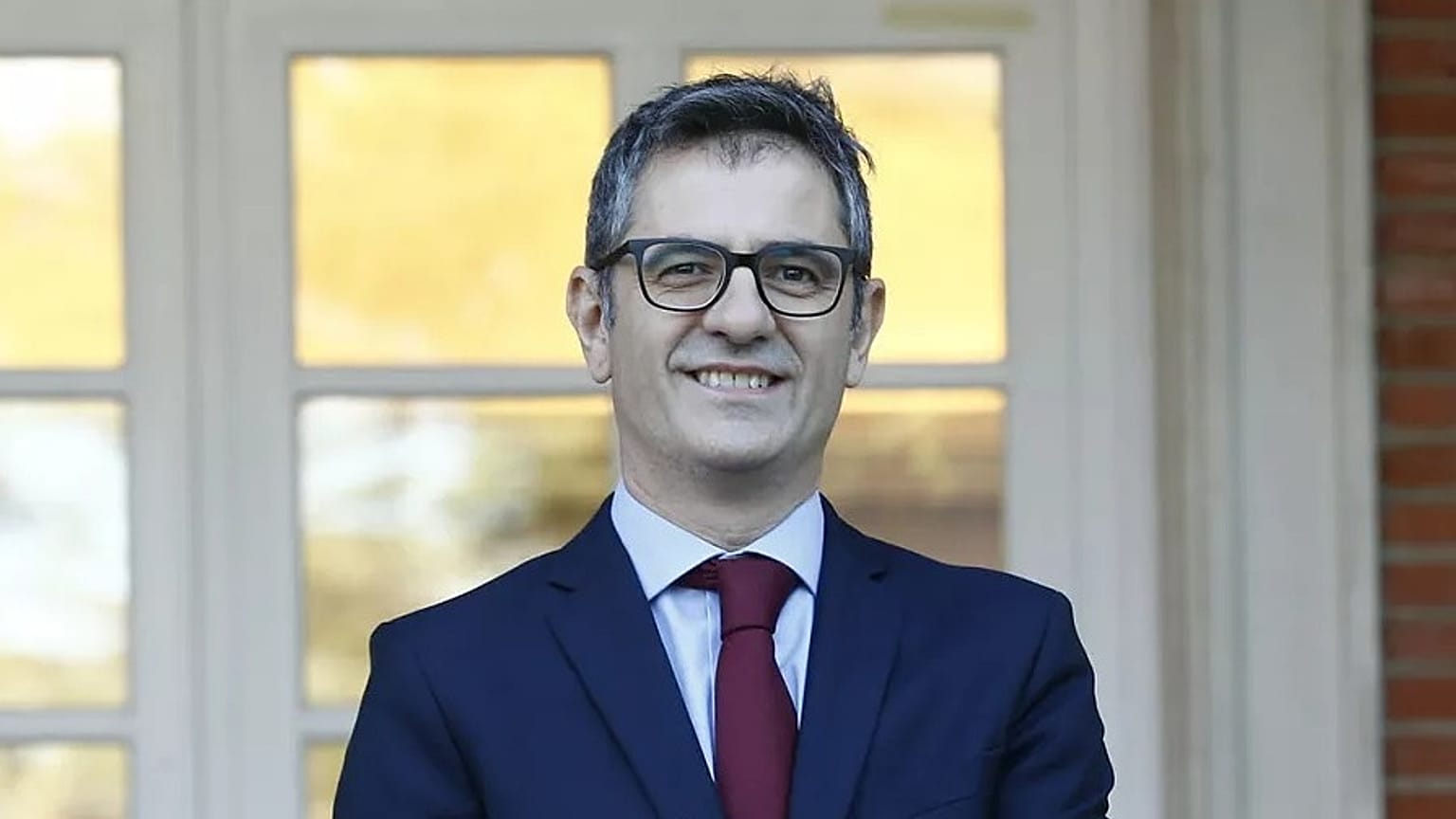 El ministro de la Presidencia, Justicia y Relaciones con las Cortes, Félix Bolaños, posa con su cartera en la escalinata del edificio del Consejo de Ministros.