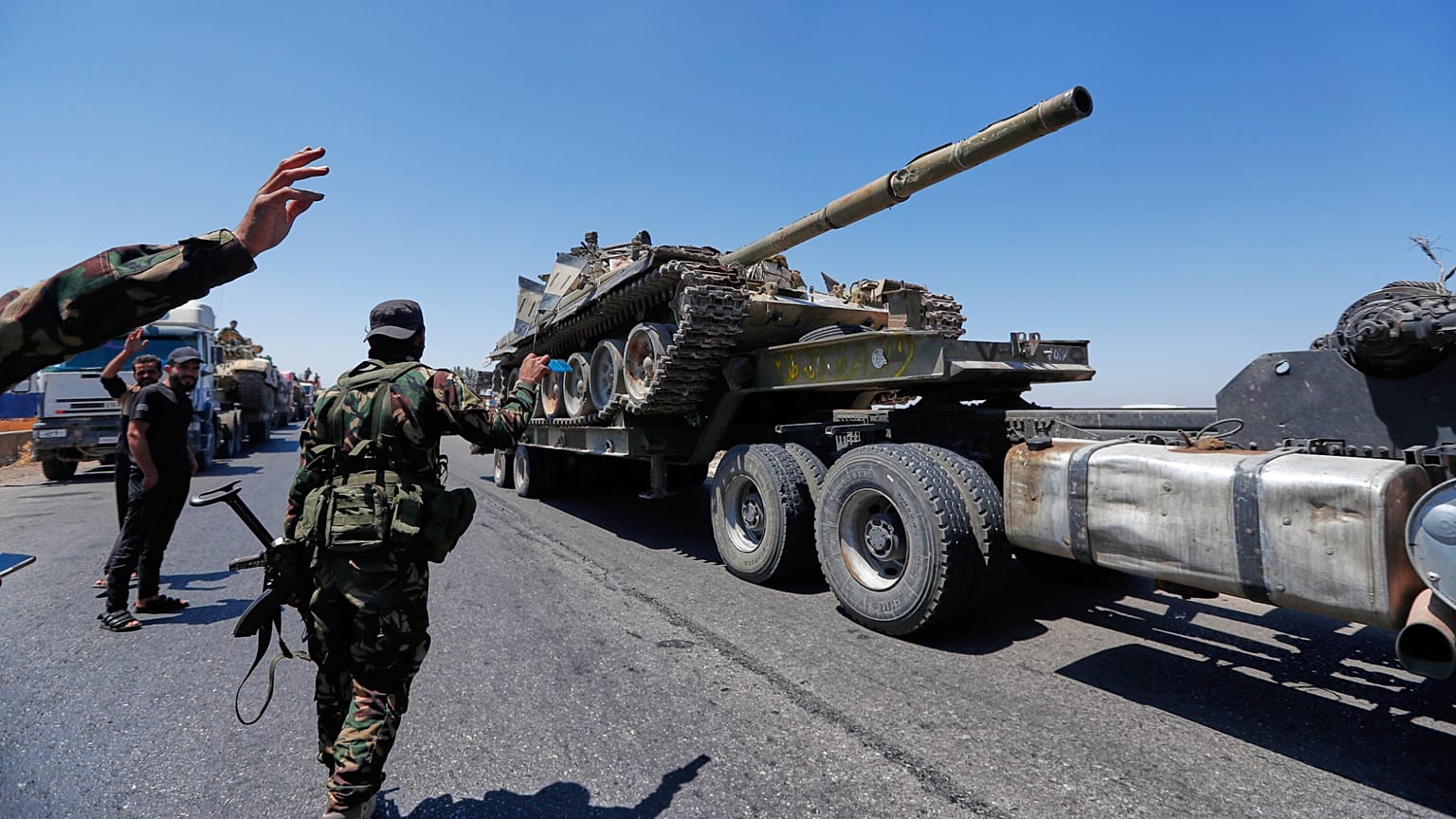 Un char des forces gouvernementales syriennes transporté sur un camion, se retirant de la ville de Sweida, passe sur l'autoroute de Daraa, dans le sud de la Syrie, mardi 15 juillet 2025.