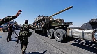 Ένα άρμα μάχης των συριακών κυβερνητικών δυνάμεων που μεταφέρεται με φορτηγό, αποχωρεί από την πόλη Σουέιντα και διασχίζει τον αυτοκινητόδρομο Ντάραα, στη νότια Συρία, την Τρίτη, 15 Ιουλίου 2025.
