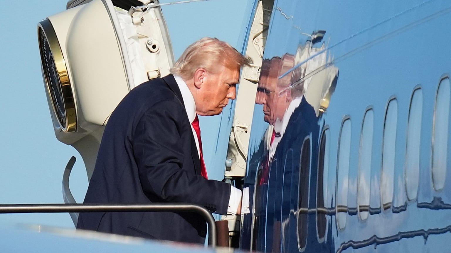 ABD Başkanı Donald Trump, Washington'a giderken Newark'ta Air Force One'a biniyor, 13 Temmuz 2025