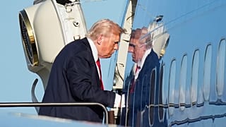ARQUIVO: O presidente dos EUA, Donald Trump, embarca no Air Force One em Newark, NJ, a caminho de Washington. 13 de julho de 2025