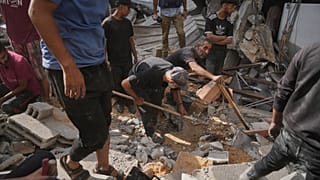 Palästinenser suchen nach Überlebenden in den Trümmern eines Gebäudes, das bei einem israelischen Luftangriff in Gaza-Stadt am Dienstag, den 15. Juli 2025, zerstört wurde.