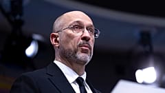 Le Premier ministre ukrainien Denys Shmyhal s'exprime lors d'une conférence de presse au Conseil européen de Bruxelles, le 9 avril 2025.