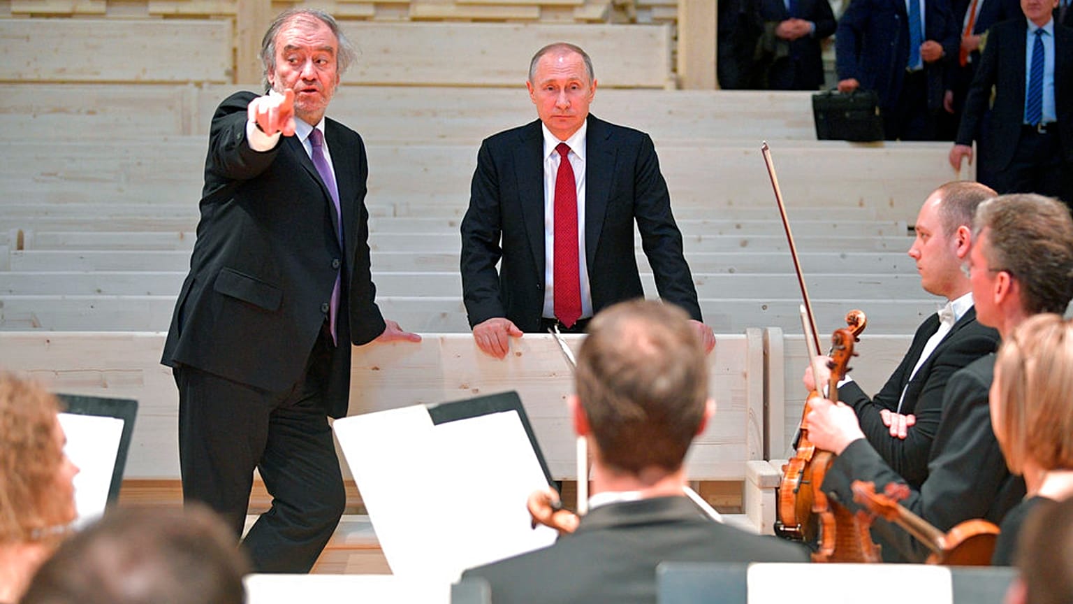 O Presidente russo Vladimir Putin, no coração da defesa, visita a nova sala de concertos do Teatro Mariinsky em Repino, com o Maestro Valery Gergiev