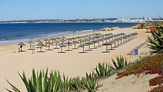 Napernyők Albufeira egyik strandján. 