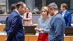 Die Leiterin der Außenpolitik der Europäischen Union, Kaja Kallas (Mitte), spricht mit dem polnischen Außenminister Radoslaw Sikorski (links) und dem luxemburgischen Außenminister Xavier Bettel (rechts), 