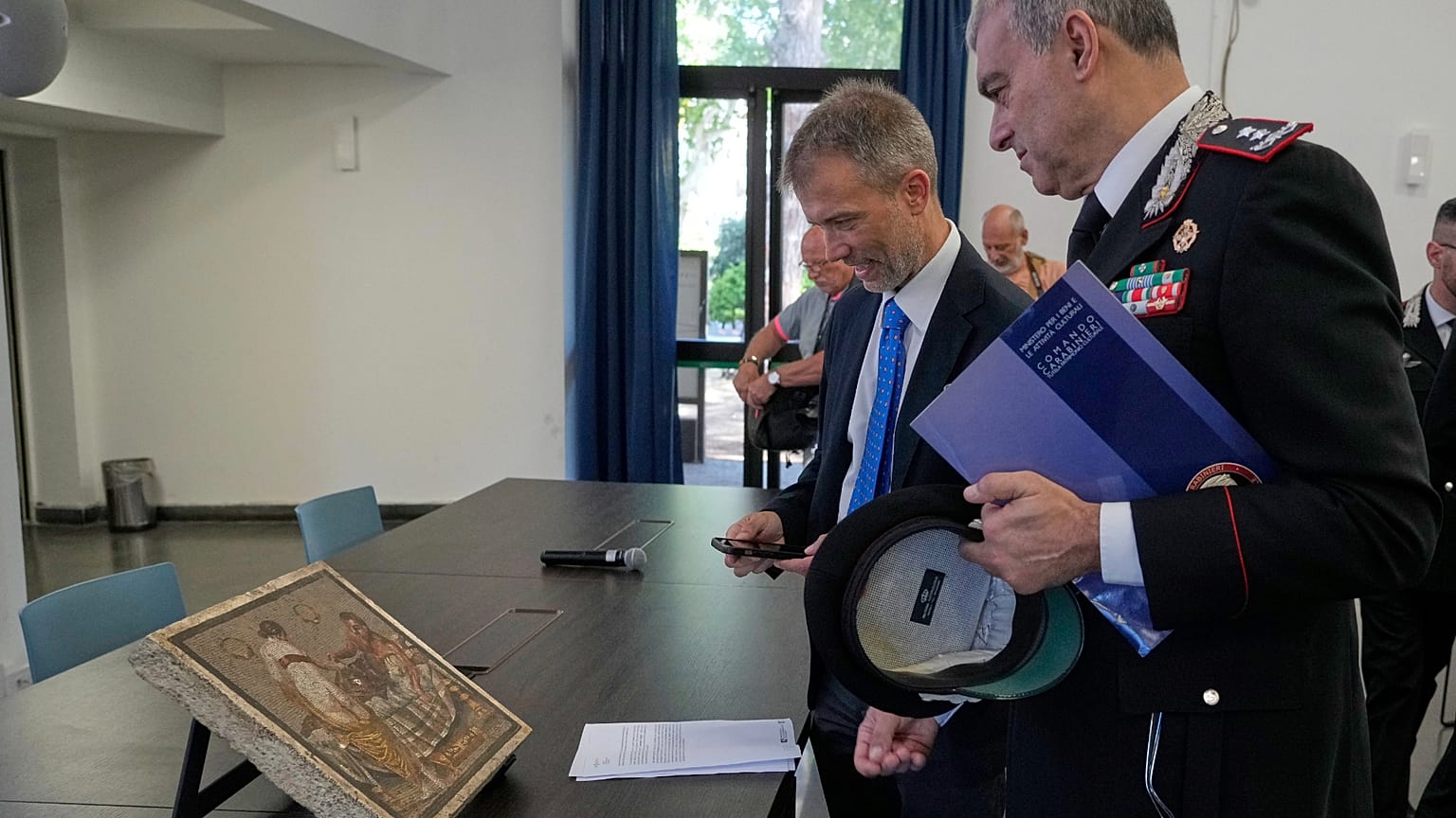 Gabriel Zuchtriegel, Direktor des Archäologischen Parks von Pompeji, beim Betrachten des Mosaiks
