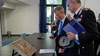 Gabriel Zuchtriegel, Direktor des Archäologischen Parks von Pompeji, beim Betrachten des Mosaiks