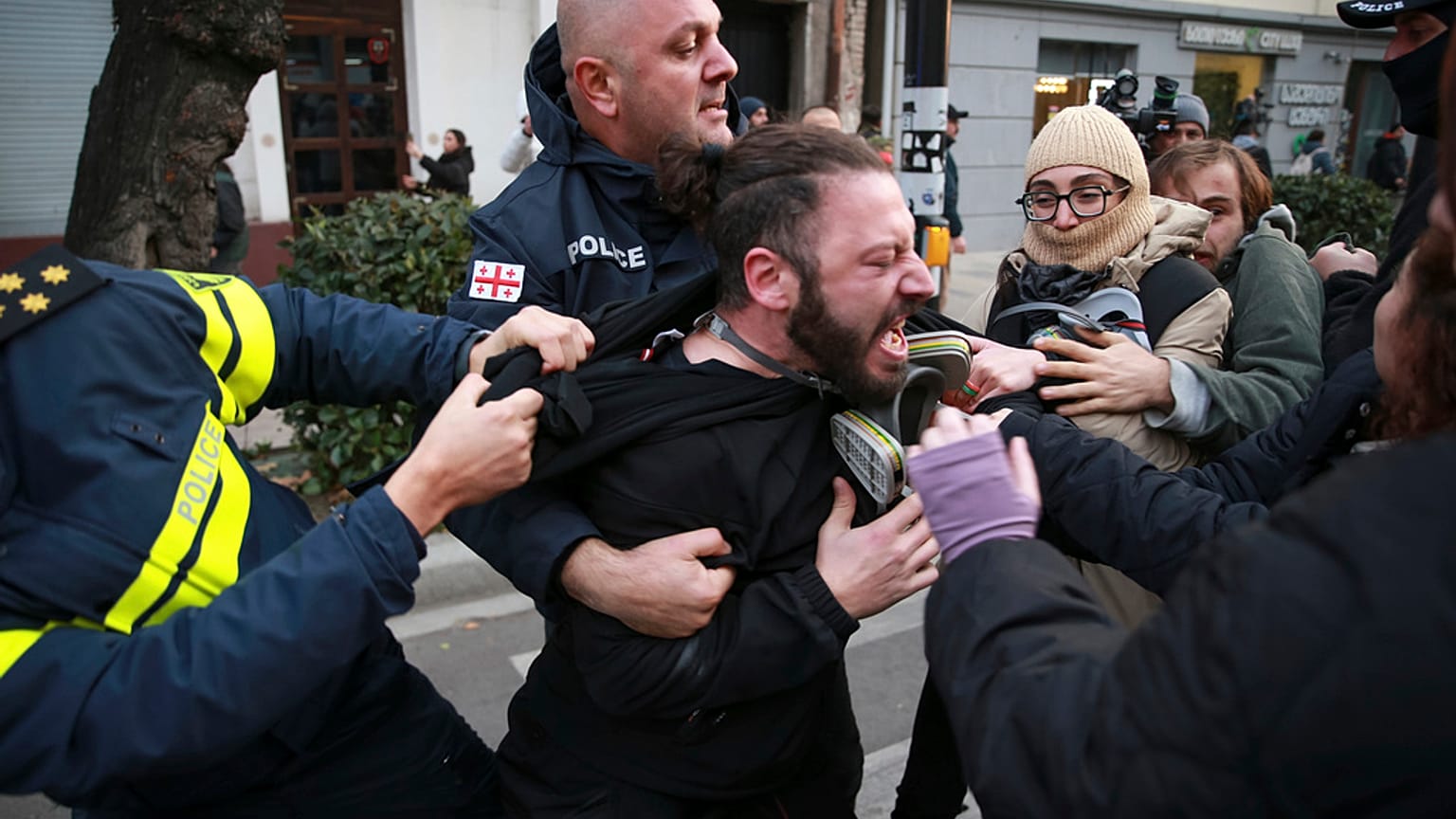 Letartóztatás egy tüntetésen - Tbiliszi - 2024. november 19.