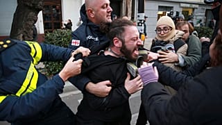 Letartóztatás egy tüntetésen - Tbiliszi - 2024. november 19.