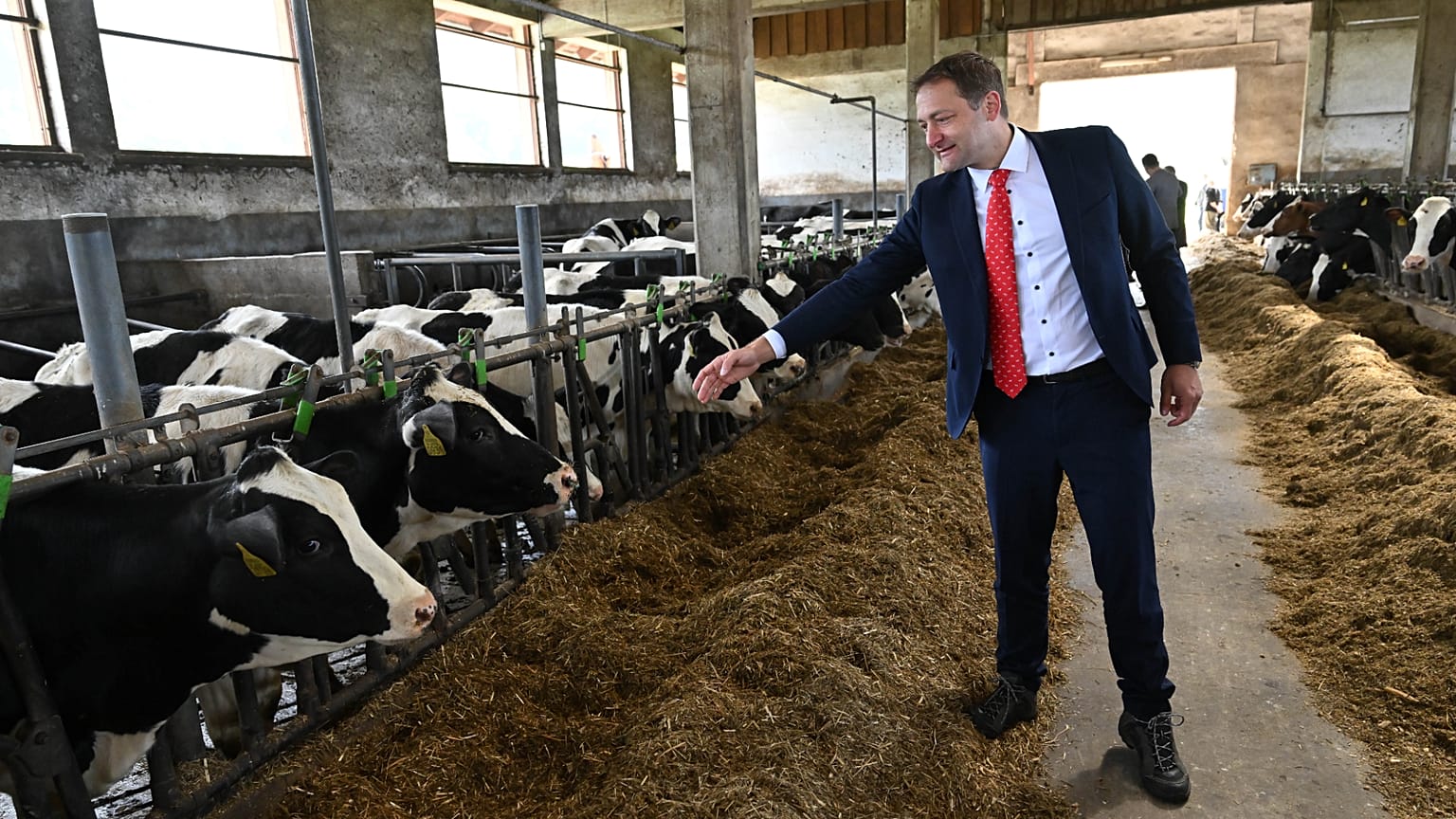 Christophe Hansen, comisario de Agricultura de la UE, visita una explotación con limitaciones especiales en la región eslovena de Gorenjska.