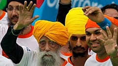 Der hundertjährige Marathonläufer Fauja Singh, 101, links, der ursprünglich aus Beas Pind in Jalandhar, Indien, stammt und jetzt in London lebt, winkt nach dem Zieleinlauf beim 10-Kilometer-Lauf.