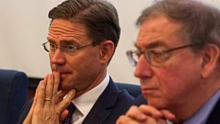 Jyrki Katainen, à gauche, et Jean-Luc Demarty, à droite, à Pékin, Chine, le 25 juin 2018.