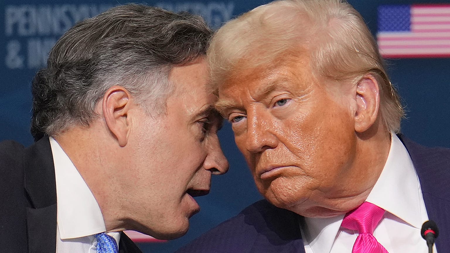 El presidente Donald Trump (derecha) escucha al senador Dave McCormick, republicano por Pensilvania (izquierda), en la Universidad Carnegie Mellon, el 15 de julio de 2025.