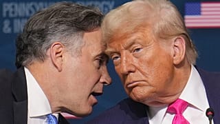 El presidente Donald Trump (derecha) escucha al senador Dave McCormick, republicano por Pensilvania (izquierda), en la Universidad Carnegie Mellon, el 15 de julio de 2025.