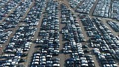 Новые немецкие автомобили в логистическом центре в Эссене, Германия, понедельник, 3 февраля 2025 г.