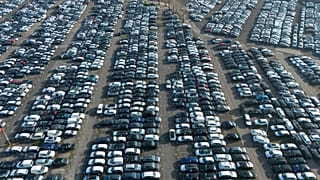 Новые немецкие автомобили в логистическом центре в Эссене, Германия, понедельник, 3 февраля 2025 г.