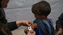 Gazze'deki bir sağlık kliniğinde bir çocuk, hemşire tarafından yetersiz beslenme belirtileri açısından kontrol ediliyor, 28 Mayıs 2025.