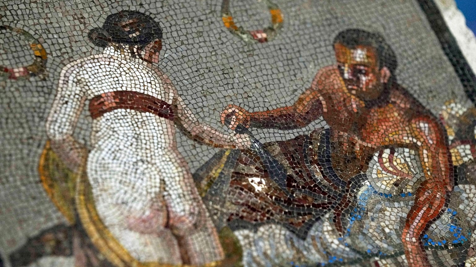 Römisches Mosaik mit der Darstellung eines Liebespaares, das aus Deutschland zurückgebracht wurde, wird im Auditorium des archäologischen Parks von Pompeji ausgestellt - 15. Juli 2025