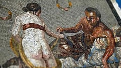 Römisches Mosaik mit der Darstellung eines Liebespaares, das aus Deutschland zurückgebracht wurde, wird im Auditorium des archäologischen Parks von Pompeji ausgestellt - 15. Juli 2025