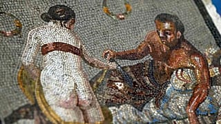 Almanya'dan geri getirilen ve bir çift aşığı tasvir eden Roma mozaiği Pompeii arkeolojik parkının oditoryumunda sergileniyor - 15 Temmuz 2025