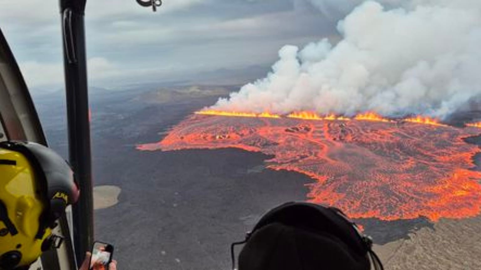 A kitörés a parti őrség helikopteréről egy megfigyelő repülés során. 