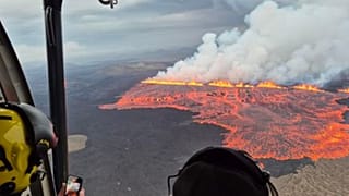 Извержение видно с вертолета береговой охраны во время наблюдательного полета. 