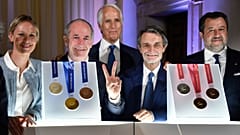 Medaillen für die Olympischen Winterspiele und Paralympics Milano Cortina 2026 während der Enthüllungsfeier in Venedig, Italien, Dienstag, 15. Juli 2025.
