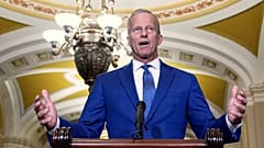Senato Çoğunluk Lideri John Thune, 9 Temmuz 2025 Çarşamba günü Washington'daki Kongre Binası'nda düzenlenen bir politika yemeğinin ardından konuşuyor.