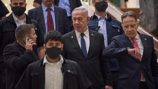 O primeiro-ministro Benjamin Netanyahu chega ao seu gabinete no parlamento israelita, em Jerusalém. Segunda-feira, 14 de julho de 2025.