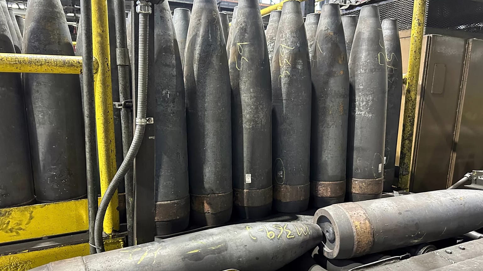 Ukrayna'nın Rusya'ya karşı mücadelesinde önemli bir top mermisi olan 155 mm obüs mermisi, Pennsylvania'nın Scranton kentindeki Scranton Ordu Mühimmat Fabrikası'nda üretiliyor.