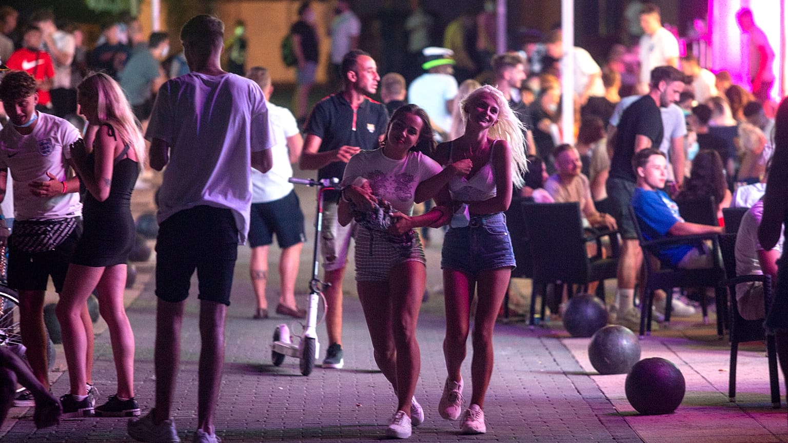 Turistas passeiam na estância de Magaluf, na ilha balear espanhola de Maiorca, em Espanha, na manhã de quinta-feira, 16 de julho de 2020.