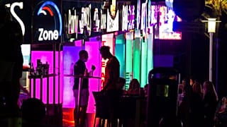 Los turistas se encuentran en una terraza en el complejo turístico de Magaluf en la isla balear española de Mallorca, España, el jueves 16 de julio de 2020.