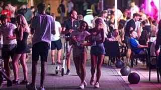 Turistas passeiam na estância de Magaluf, na ilha balear espanhola de Maiorca, em Espanha, na manhã de quinta-feira, 16 de julho de 2020.