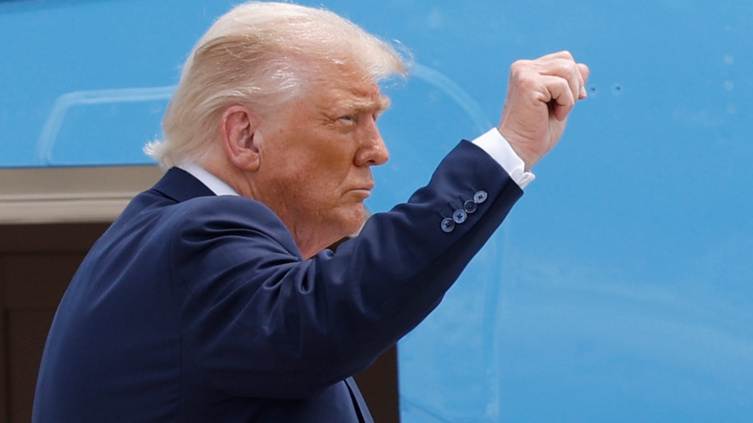 O Presidente Donald Trump gesticula a partir das escadas do Air Force One enquanto embarca à sua chegada à Base Conjunta Andrews, em Maryland, a 15 de julho de 2025. 