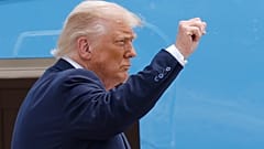 O Presidente Donald Trump gesticula a partir das escadas do Air Force One enquanto embarca à sua chegada à Base Conjunta Andrews, em Maryland, a 15 de julho de 2025. 