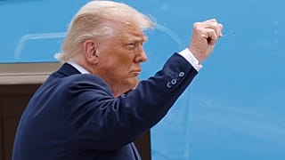 O Presidente Donald Trump gesticula a partir das escadas do Air Force One enquanto embarca à sua chegada à Base Conjunta Andrews, em Maryland, a 15 de julho de 2025. 