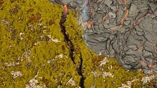 عکس بایگانی - نمایی از فوران آتشفشانی نزدیک به شهر گراینداویک در شبه‌جزیره ریکیاویک، ایسلند، سه‌شنبه، ۱ آوریل ۲۰۲۵.