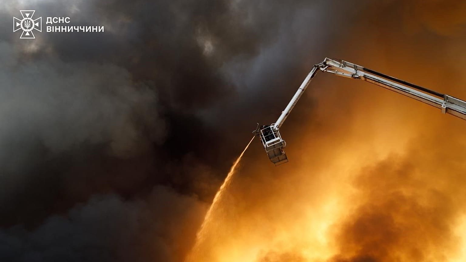 Le squadre affrontano un incendio causato da un attacco aereo russo a Vinnytsia, 16 luglio 2025