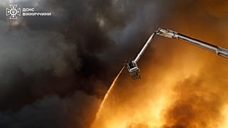 Des pompiers luttent contre un incendie causé par une frappe aérienne russe à Vinnytsia, en Ukraine, le mercredi 16 juillet 2025